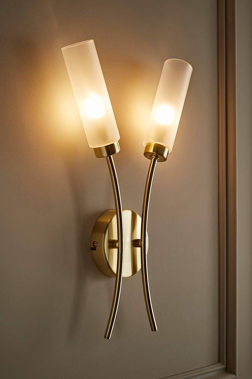 Valuelights Maya Way Curved Upright Reed Shaded Wall Light In Gold