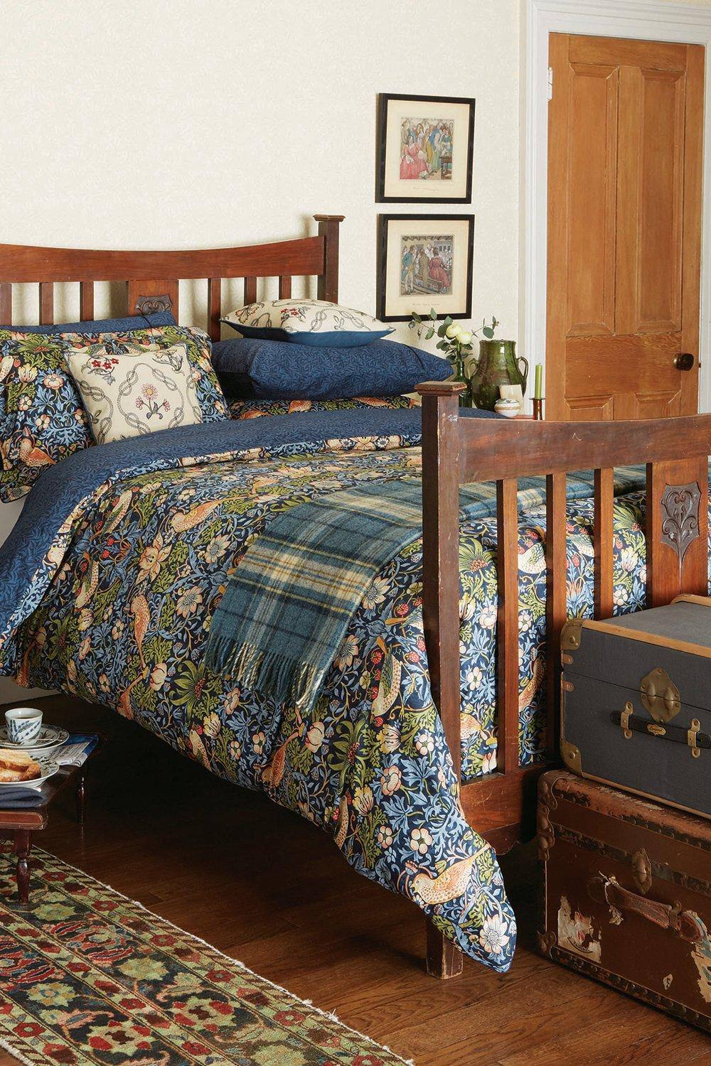 Morris & Co 'strawberry Thief' Duvet Cover In Indigo